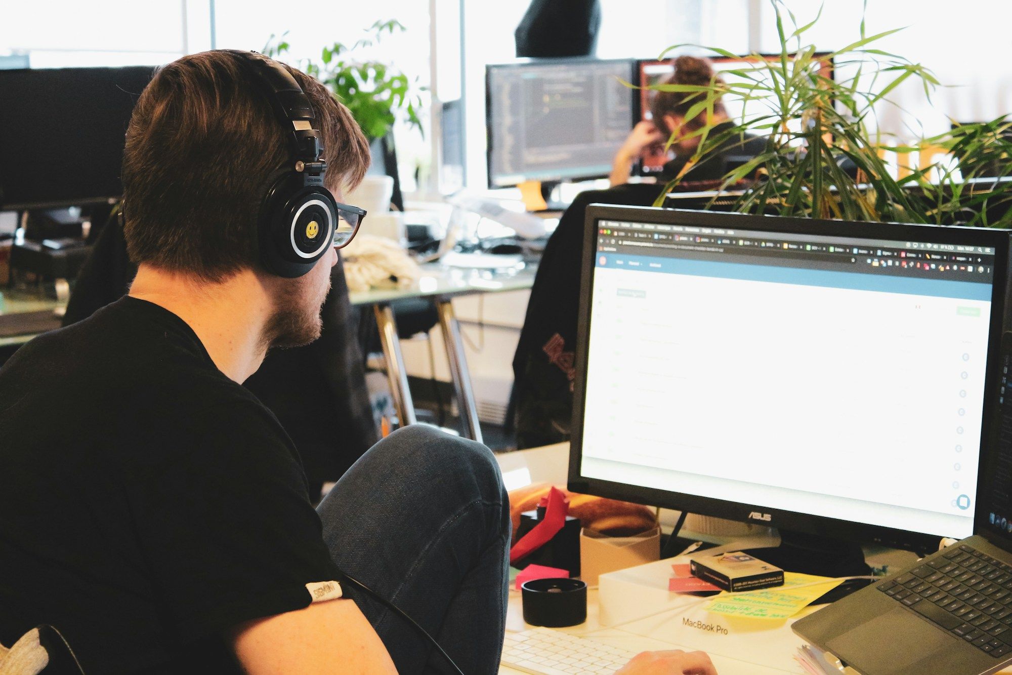 Support engineer working at a monitor with a headset